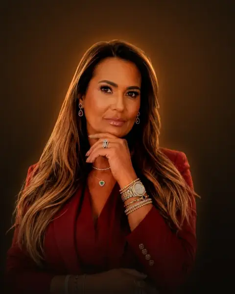 Anailda Cabral, de blazer vermelho
