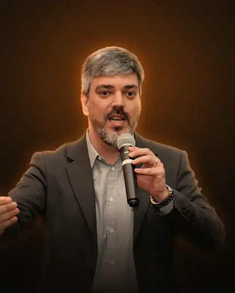 Jaques Grinberg falando ao microfone